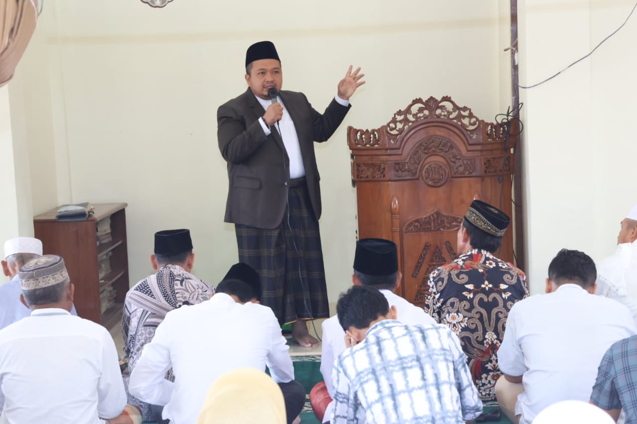 Bupati Tapsel, Dolly Pasaribu, sampaikan pesannya ke masyarakat Desa Tanjung Dolok usai melaksanakan salat 'Idul Adha 1445 Hijriah