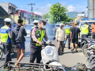 Personel Sat Lantas Polres Padangsidimpuan saat memberi tindakan tegas ke puluhan pengendara roda dua yang kedapatan melanggar peraturan lalu lintas secara kasat mata