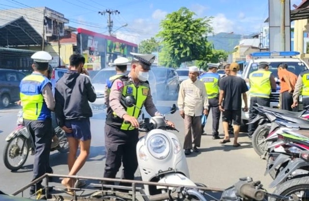 Personel Sat Lantas Polres Padangsidimpuan saat memberi tindakan tegas ke puluhan pengendara roda dua yang kedapatan melanggar peraturan lalu lintas secara kasat mata