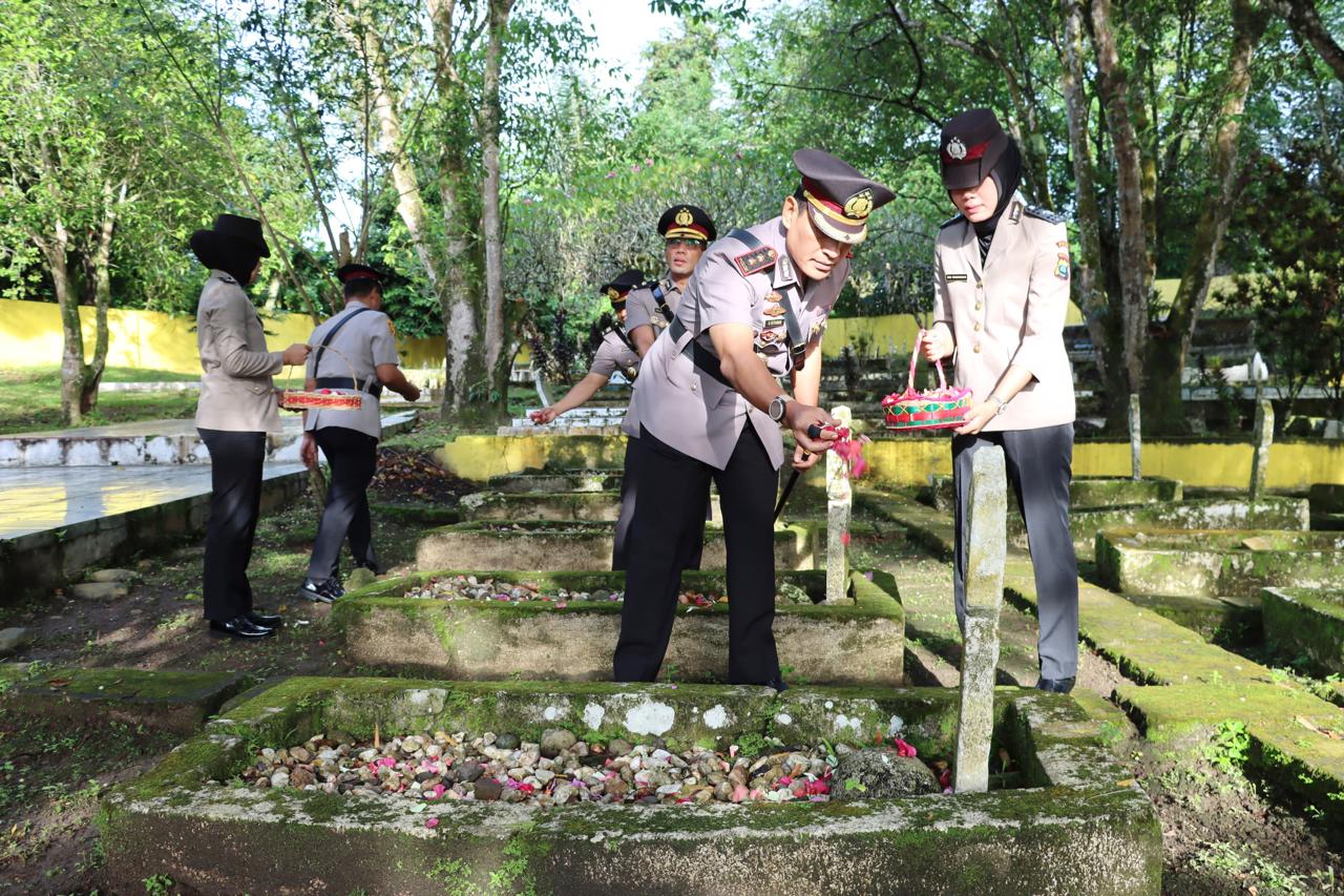 Dengan khidmat, Kapolres Padangsidimpuan, AKBP Dudung Setyawan, melakukan ziarah sekaligus tabur bunga di Taman Makam Pahlawan dalam rangka menyambut HUT Bhayangkara ke-78