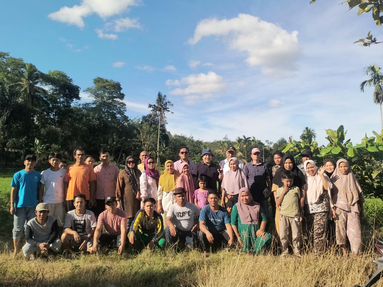 Ketua DPC Partai Gerindra Padangsidimpuan, H Rusydi Nasution, bersama para Ketua PAC dan Pengurus Ranting saat bersilaturahmi sekaligus membahas langkah maju menuju Pilkada 2024 dari kaki Gunung Lubuk Raya