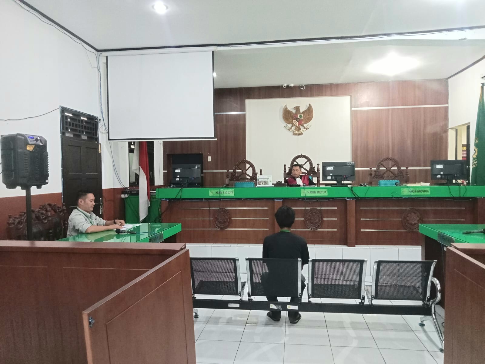 Penyidik Polsek Padang Bolak mengikuti agenda sidang Tipiring kasus pencurian berondolan buah sawit di Pengadilan Negeri Padangsidimpuan