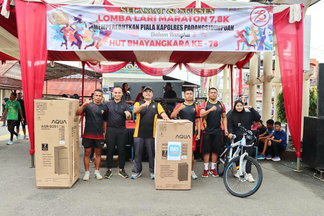 Kapolres Padangsidimpuan, AKBP Dudung Setyawan, bersama Danyonif 123/Rajawali, Letkol Inf Anhar Agil Gunawan, saat pembagian hadiah juara lomba lari maraton 7.8 K