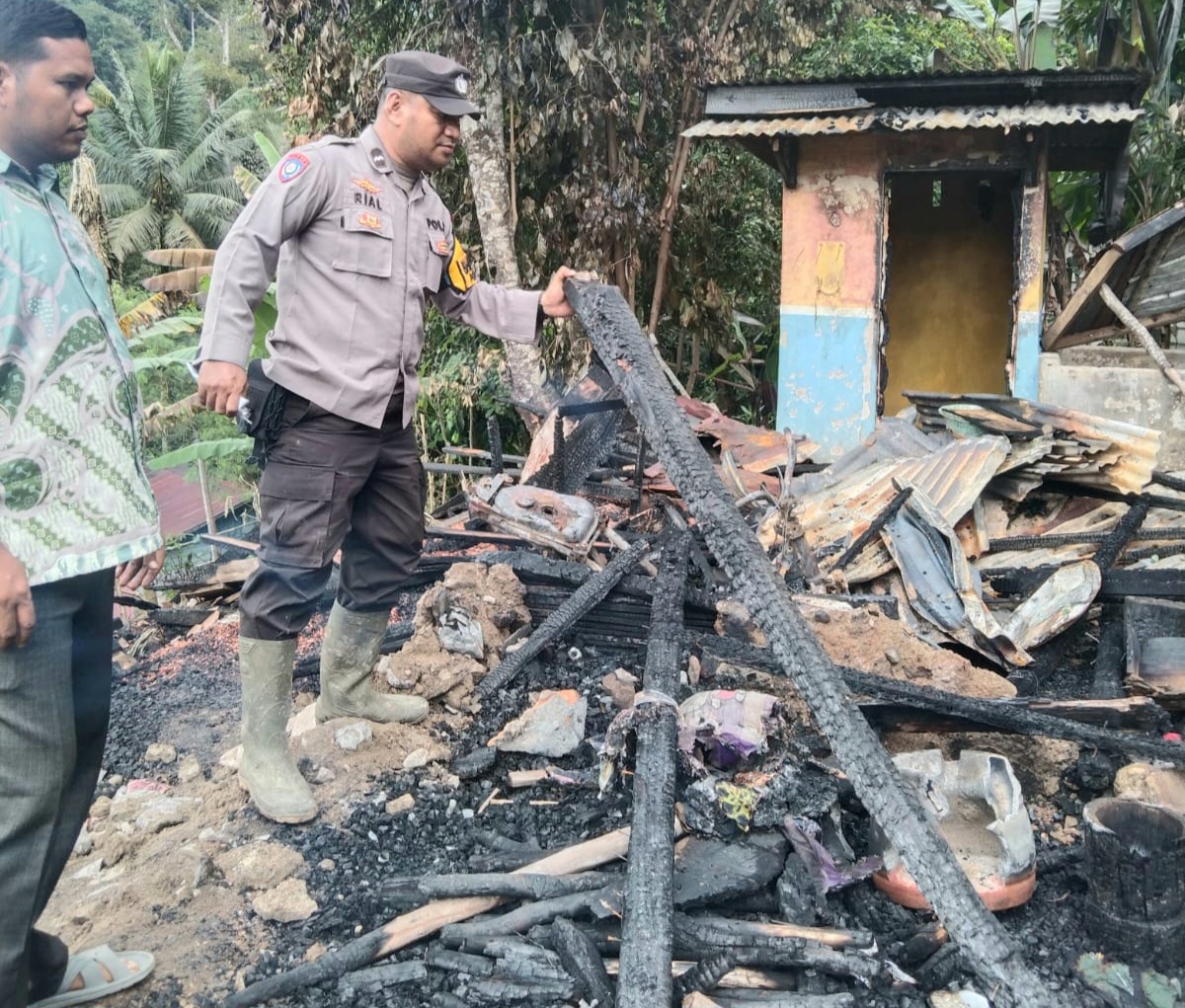 Personel Polsek SD Hole saat melakukan cek TKP insiden kebakaran Rumah kayu di Aek Bilah yang rata dengan tanah