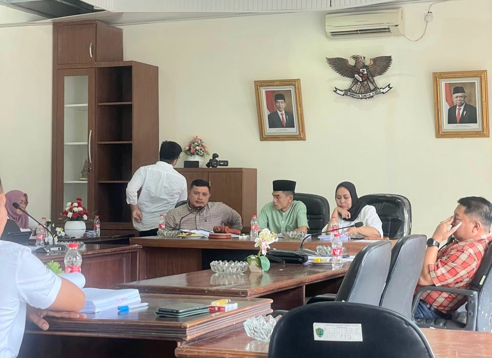 Ketua DPRD Tapsel, Abdul Basith Dalimunthe, bersama Ketua Komisi A DPRD Tapsel, Irmansyah, saat menggelar RDP terkait dugaan kecurangan tahapan Pilkada Tapsel yang dihadiri KPU Tapsel dan Mahasiswa dari AMPB Tabagsel