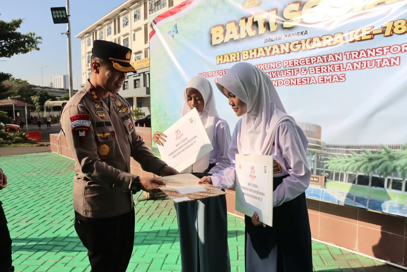 Penyerahan beasiswa pada siswa sekolah oleh Polres Metro Jakarta Barat pada acara bakti sosial