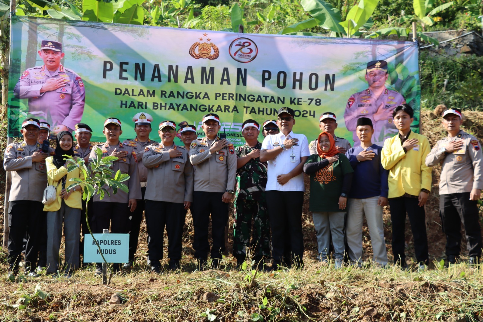 Peringati hari Bhayangkara Polres Kudus penanaman pohon serentak