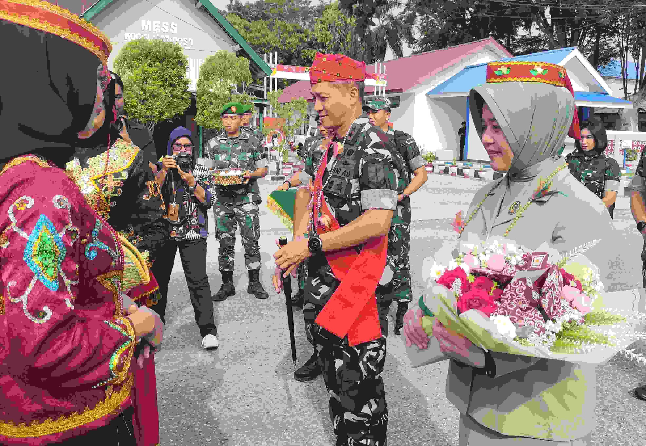 Tampak Pangdam di sambut adat Pekasia setibanya di Poso