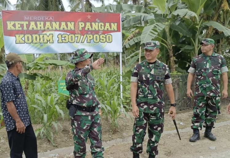 Tampak Pangdam XIII/Merdeka, Mayjen TNI Chandra Wijaya, saat meninjau hasil TMMD ke 120 dan akhirnya menutup secara resmi kegiatan TMMD