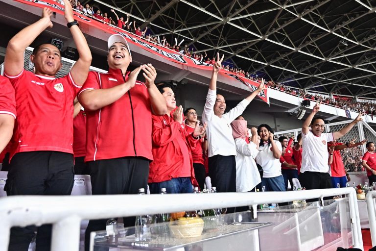 Presiden Jokowi menyaksikan pertandingan yang digelar di Stadion Utama Gelora Bung Karno, Jakarta