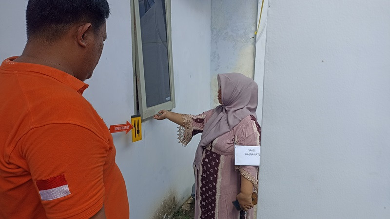 Tersangka pembunuhan lansia di Kota Makassar, usai menjalani rekonstruksi, di Jalan Toddopuli 18, Kecamatan Manggala, Kota Makassar, Sulawesi Selatan, Kamis, 27 Juni 2024