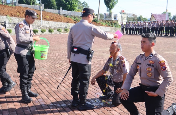 Kapolres Tapsel, AKBP Yasir Ahmadi, melaksanakan tradisi penyiraman air bunga terhadap personel Kasat Binmas, Kompol Daulat MZ Harahap, yang naik pangkat setingkat lebih tinggi