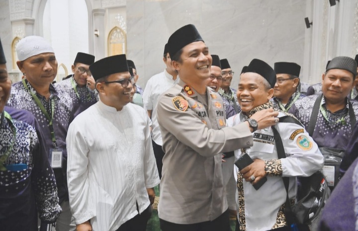 Kapolres Tapsel, AKBP Yasir Ahmadi, bersama Pj Wali Kota Padangsidimpuan, Letnan Dalimunthe, dan lainnya, saat melepas para Calhaj menuju Asrama Haji Medan untuk selanjutnya menunaikan rukun Islam ke-5 ke Tanah Suci