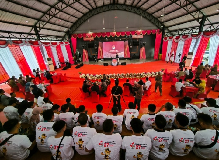 Suasana peluncuran maskot dan jingle Pilbup 2024 Tapsel di Sopo Daganak, Kecamatan Batang Toru