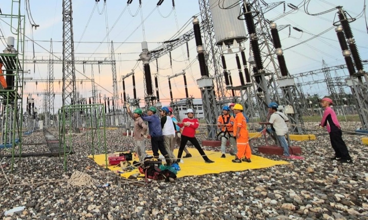 PT PLN Persero terjunkan personel untuk terus bergerak mengatasi gangguan listrik yang terjadi pada sistem jaringan kelistrikan transmisi Saluran Udara Ekstra Tinggi (SUTET) Lubuk Linggau-Lahat 2 di Pulau Sumatera (Sumbagsel)