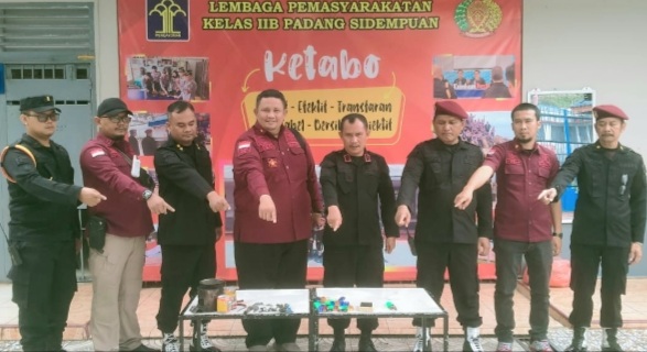 Kalapas Kelas IIB Padangsidimpuan, Japaham Sinaga, bersama Tim Satops Patnal Kanwil Kemenkumham Sumut menunjukkan hasil penggrebekan Kamar hunian WBP