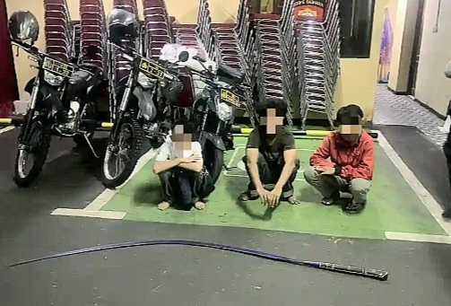 3 Remaja dan barang bukti sebuah senjata tajam berjenis Clurit berukuran besar berhasil diamankan polisi