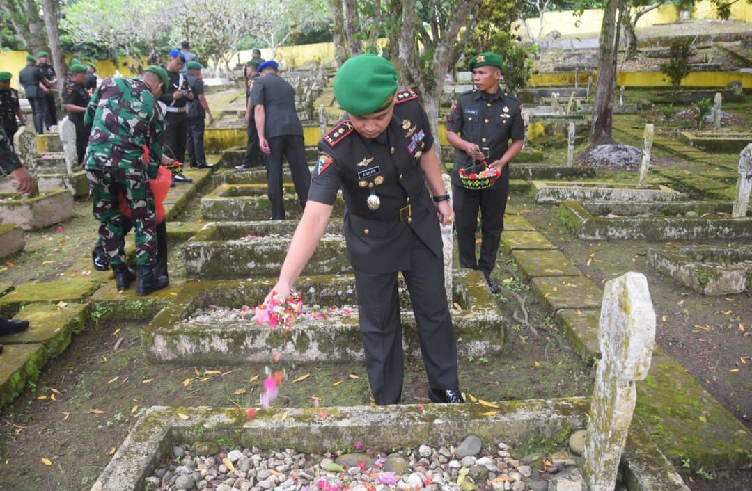 Sebagai bentuk penghormatan, Danyonif 123/Rajawali, Letkol Inf Anhar Agil Gunawan, terlihat menabur bunga di pusara atau makam pahlawan dalam rangka memperingati HUT ke-74 Kodam I/BB