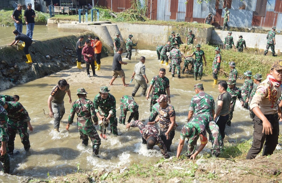 Prajurit TNI dan masyarakat tampak antusias serta bersemangat membaur melaksanakan kegiatan karya bakti di Kecamatan Panyabungan, Kabupaten Mandailing Natal, dalam rangka memeriahkan HUT Kodam I/BB yang ke-74