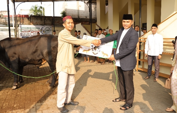 Kapolres Metro Jakarta Barat, Kombes Pol M Syahduddi saat menyerahkan hewan kurban pada petugas kurban