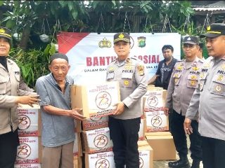 Jajaran Polsek Kalideres Jakarta Barat saat memberikan paket sembako kepada warga Tegal Alur