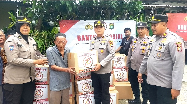 Jajaran Polsek Kalideres Jakarta Barat saat memberikan paket sembako kepada warga Tegal Alur