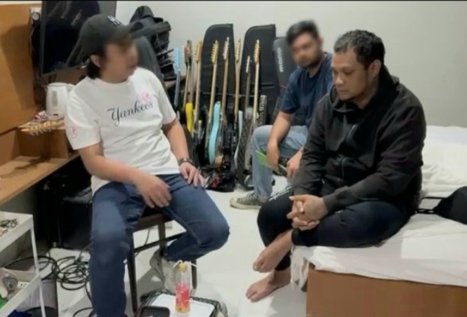 Musisi Virgoun saat diinterogasi polisi