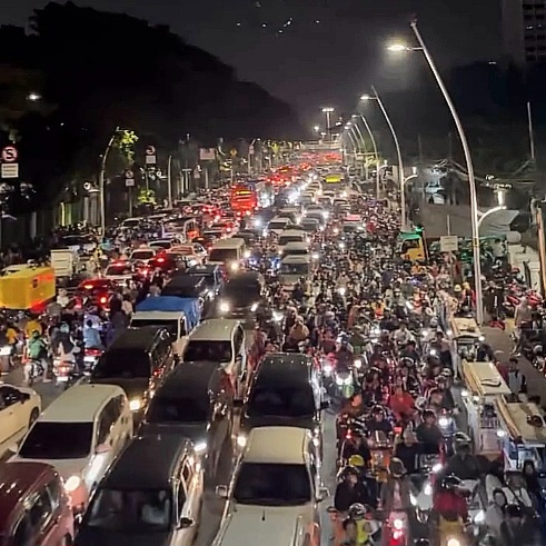 Suasana kepadatan jalan menuju kawasan Monas saat malam perayaan HUT Kota Jakarta ke-497