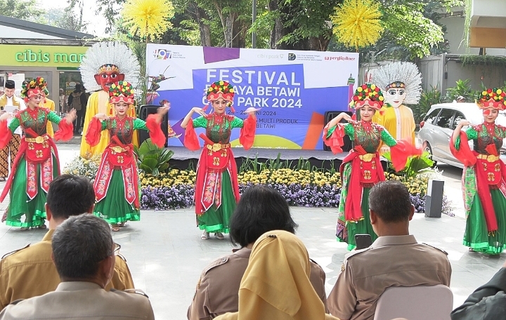 Tarian khas betawi di Festival Budaya Betawi Cibis Park Jakarta Selatan