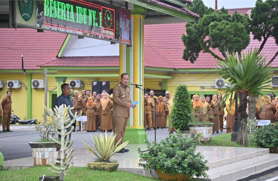 Pj Wali Kota Padangsidimpuan, Timur Tumanggor, saat memimpin Apel gabungan