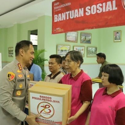 Kapolres Metro Jakarta Barat Kombes Pol M Syahduddi bersama Ketua Bhayangkari Cabang Metro Jakarta Barat, Ny Ika Nirmala Syahduddi, memberikan tali asih secara simbolis kepada warga binaan.