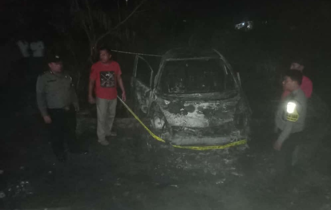 Mobil milik RL yang dibakar usai keributan massa