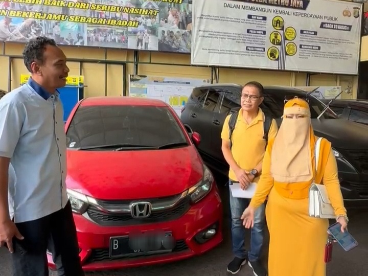 Polsek Metro Tamansari jakarta barat mengembalikan 1 unit kendaraan roda empat jenis Honda Brio kepada pemilik yang sah