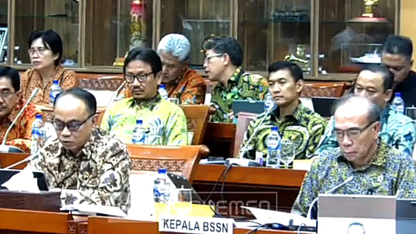 Menkominfo Budi Arie Setiadi dan Kepala Badan Siber dan Sandi Negara (BSSN) Hinsa Siburian menghadiri rapat kerja bersama Komisi I DPR RI di Gedung Nusantara II, Kompleks Parlemen, Jakarta