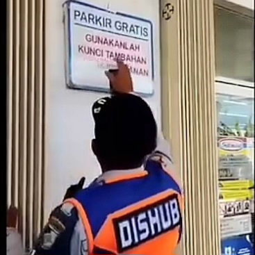 Tampak sebuah Video, Oknum Dishub saat menghapus tanda Parkir Gratis yang di pasang didepan minimarket dengan cat semprot