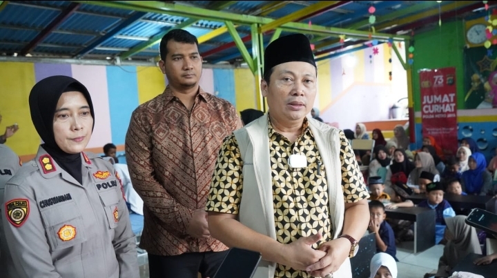 Tim Komisi Kepolisian Nasional RI (KOMPOLNAS RI) mengunjungi Polsek Kembangan sebagai bagian dari rangkaian Peninjauan Visitasi Kompolnas Award Tahun 2024