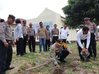 Jelang Puncak HUT Bhayangkara, Polres Padangsidimpuan Tanam Pohon