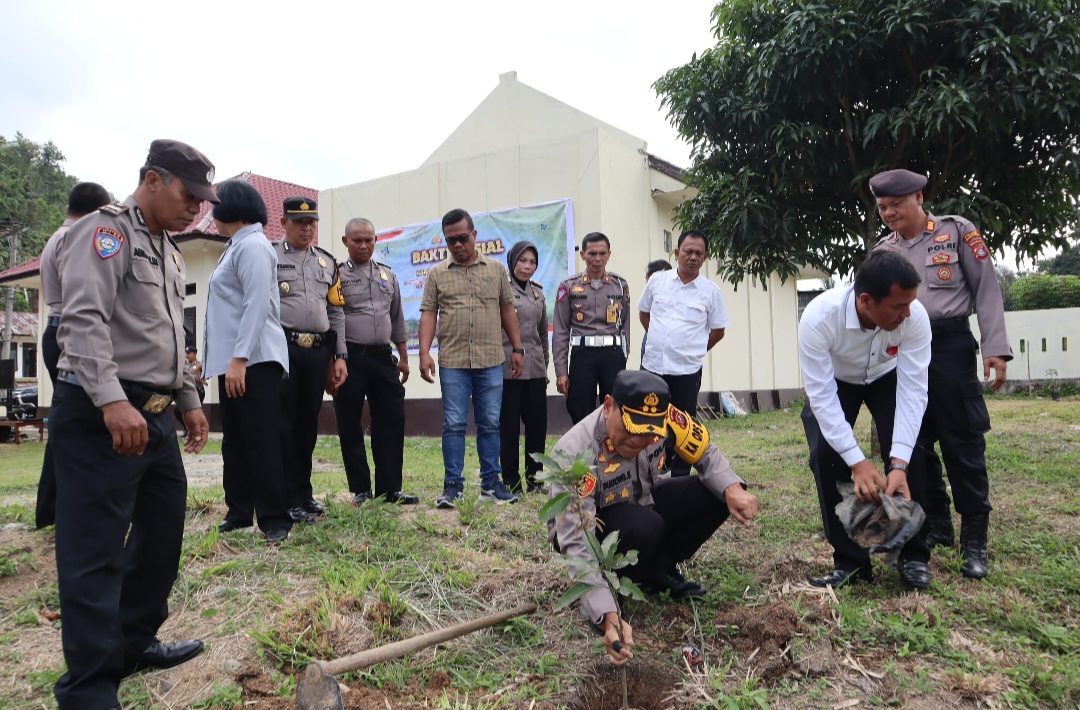 Kapolres Padangsidimpuan, AKBP Dudung Setyawan, dan jajaran saat melakukan aksi tanam Pohon jelang puncak HUT Bhayangkara ke-78