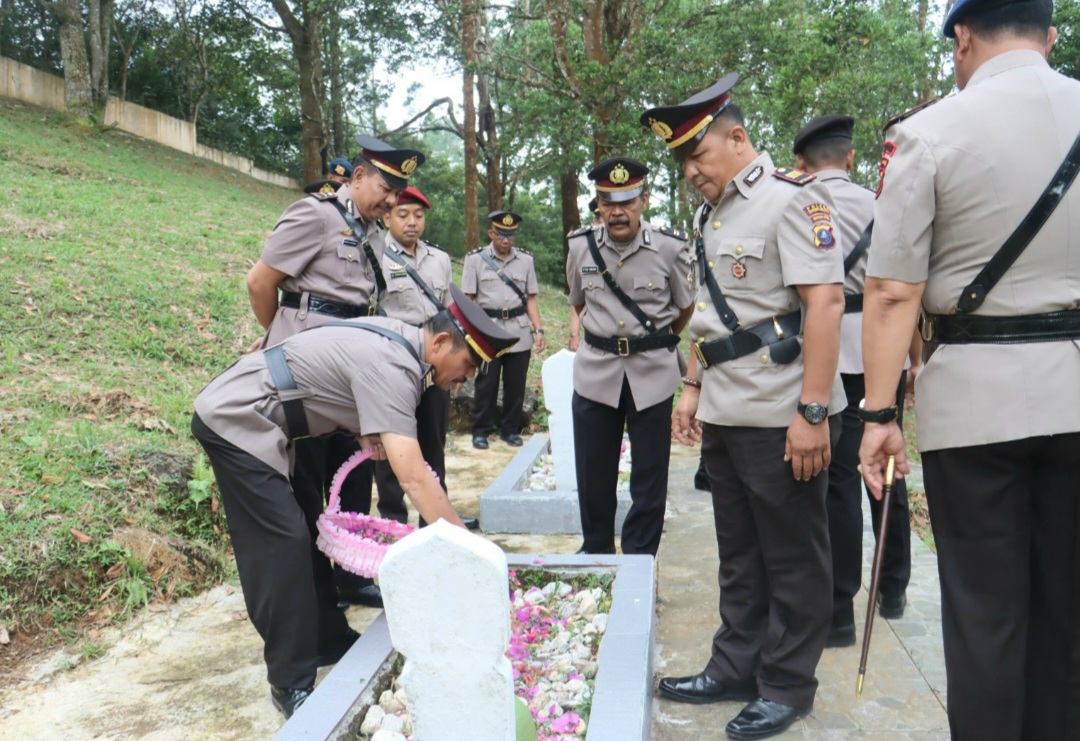 Plt Kabag SDM Polres Tapsel, AKP Sumanto Naibaho, saat melakukan tabur bunga di pusara taman makam Pahlawan di Sipirok