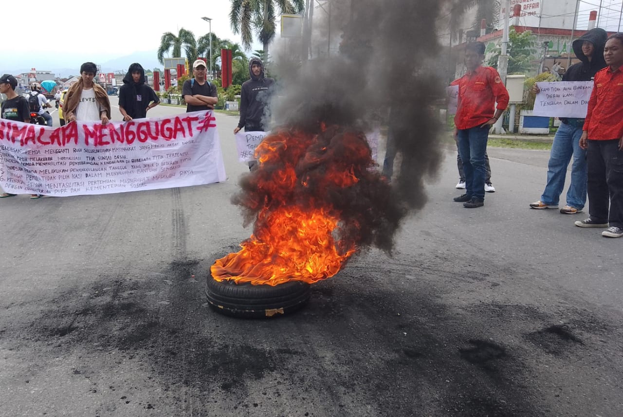 Himpunan Mahasiswa Malangke Raya (HIMALAYA) gelar aksi demonstrasi tuntut ganti rugi lahan warga yang terkena banjir kapada Pemerintah Daerah Luwu Utara