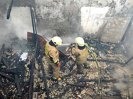 Petugas Pemadam Kebakaran saat berusaha memadamkan api disalah satu rumah warga di Pulogebang