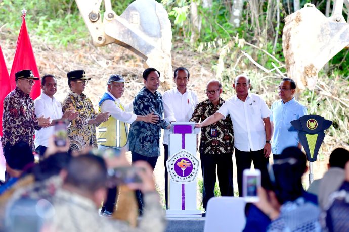 Presiden Joko Widodo melakukan peletakan batu pertama atau groundbreaking Universitas Gunadarma di Kawasan Ibu Kota Nusantara, Kalimantan Timur