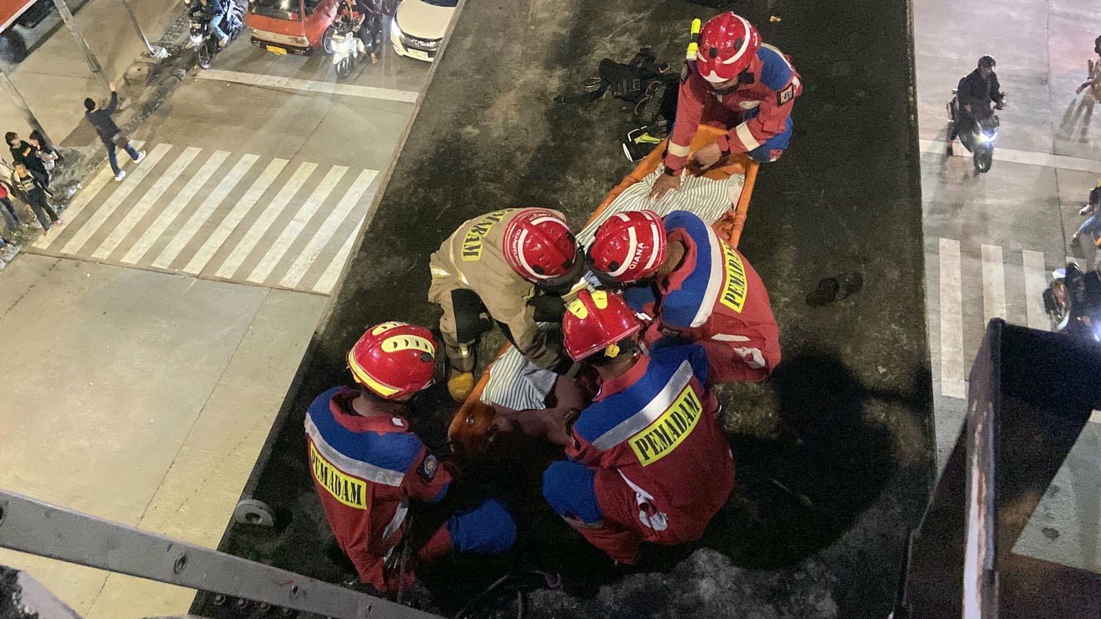 Petugas Gulkarmat saat melakukan penyelamat terhadap seorang pria yang ingin melakukan bunuh diri di Flyover Pasar Rebo, Jak-Tim