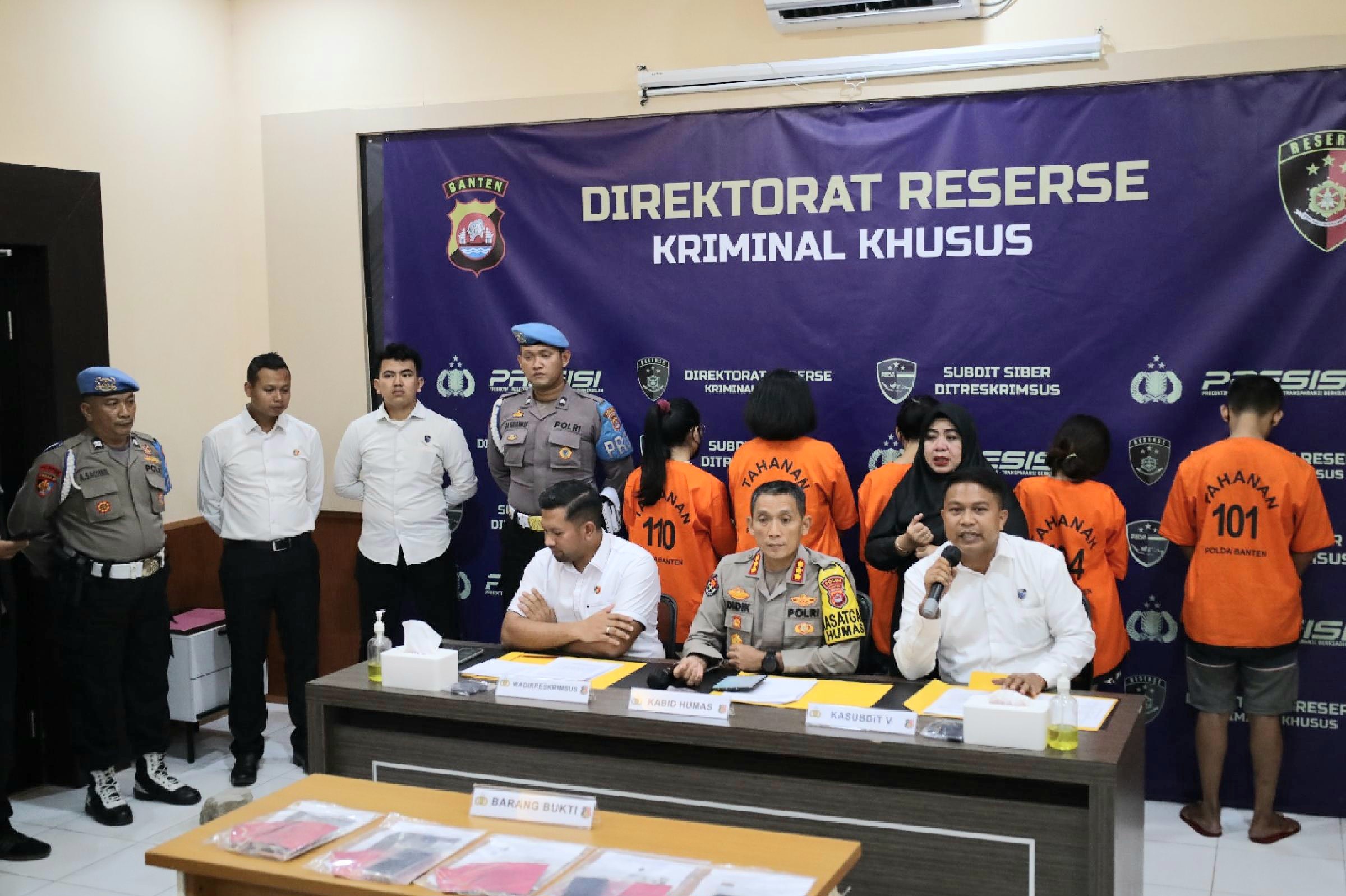 Kabid Humas Polda Banten Kombes Pol Didik Hariyanto didampingi Kasubdit V Cyber Ditreskrimsus Polda Banten Kompol Rafles Langgak Putra saat konferensi pers.