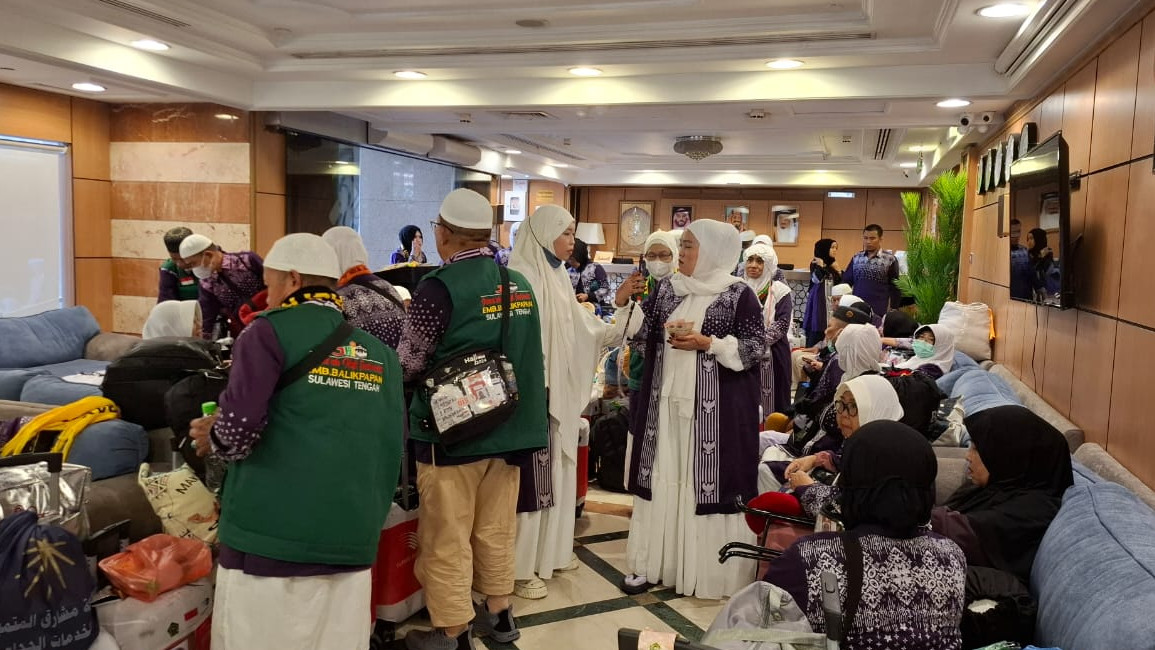 Jemaah BPN 09 kembali ke hotel usai dapat info delay penerbangan Garuda Indonesia