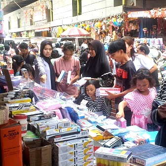 Situasi Pasar Asemka Tambora Jakarta Barat yang dipadati pembeli kebutuhan alat tulis untuk anak sekolah jelang Tahun Ajaran Baru