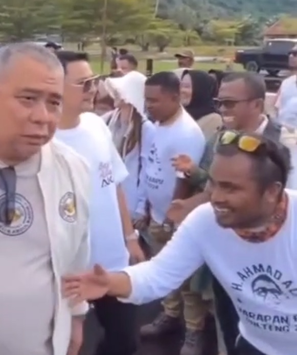 Cuplikan gambar dari video viral saat Ahmad Ali menolak jabat tangan warga.