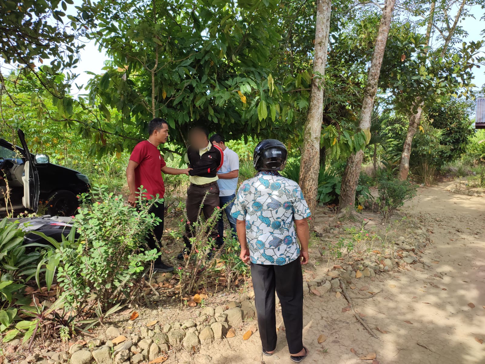 Seorang Satpam, ZA, saat tertangkap petugas Polres Padangsidimpuan yang sedang melakukan penggerebekan di sekitar bantaran Sungai Aek Gareder