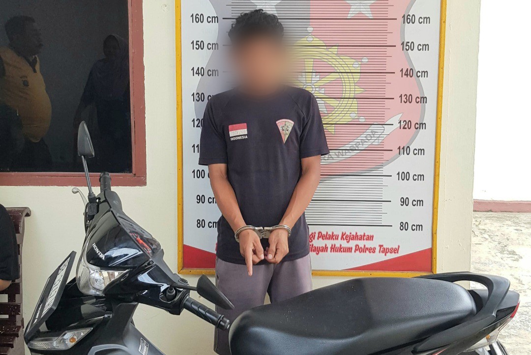 S berikut barang bukti saat diamankan ke Polsek Batang Toru