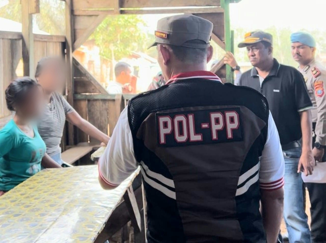 Kasatpol PP Kota Padangsidimpuan, Zulkifli Lubis, saat memimpin penggerebekan Pondok dan Warung di kawasan Bukit Simarsayang